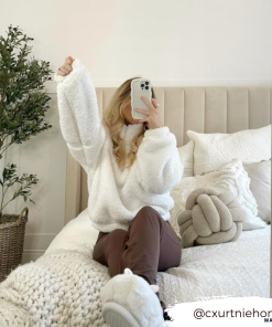 Cosy mirror selfie with phone case