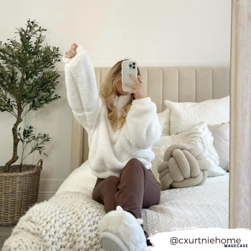 Cosy mirror selfie with phone case